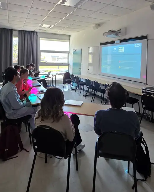 Étudiants en formation avec buzzers à Brest